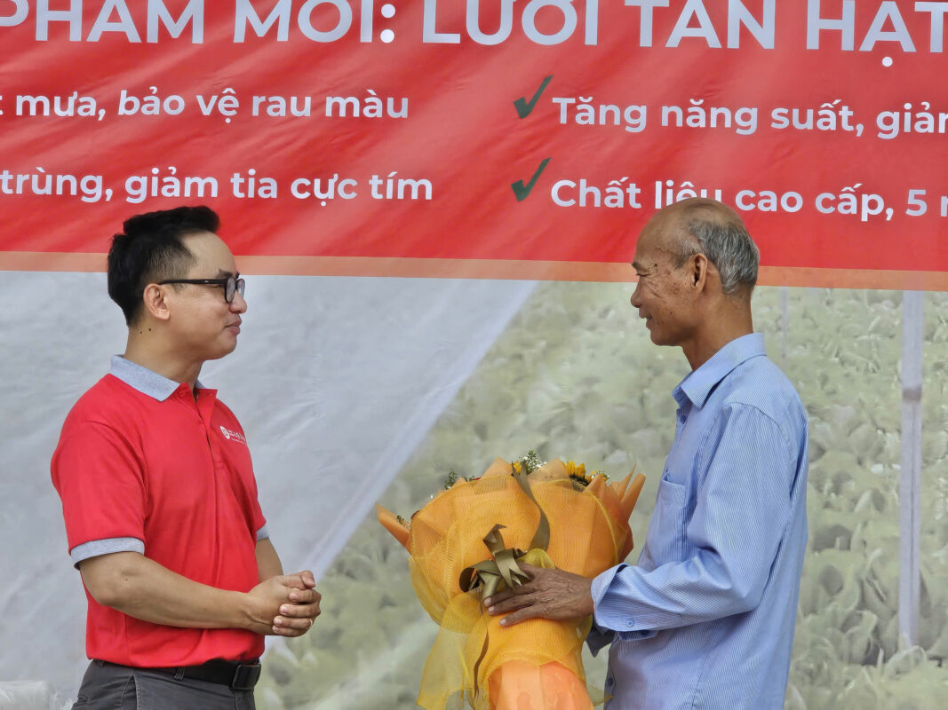 Mr. Henry Nguyen gave flowers to Mr. Muoi Hai