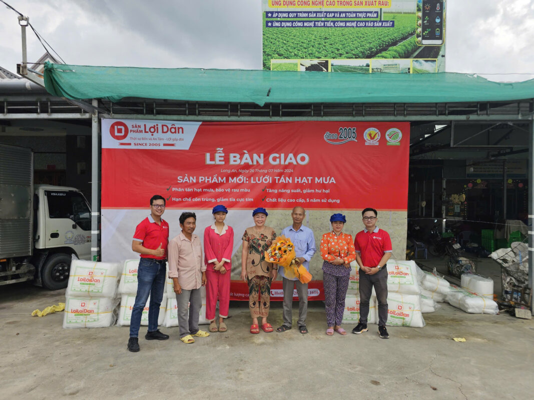 LLD team took a souvenir photo with the Muoi Hai cooperatives